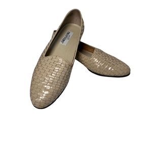 Trotters women’s woven beige leather slip on flats size 11 M. #S-1547